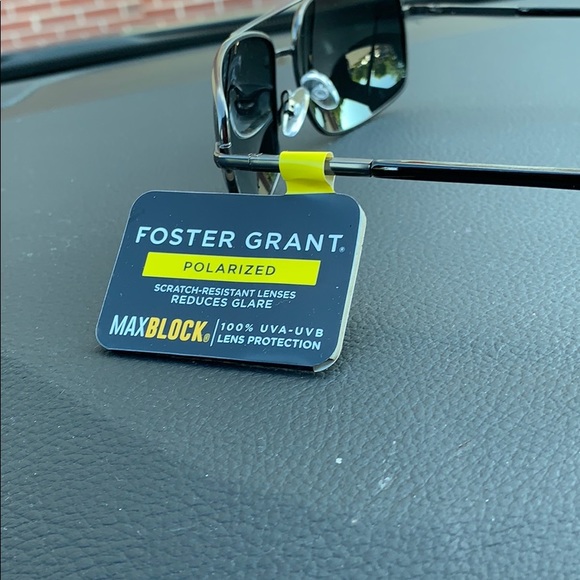 Foster Grant sunglasses 🕶 - Picture 5 of 8
